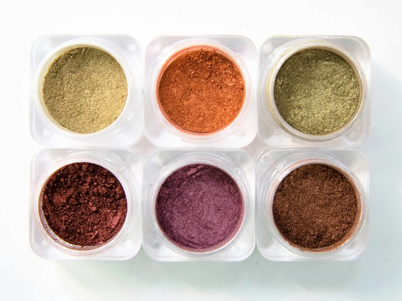 مواد و رنگ‌های بی‌خطر در فرمول رژلب 